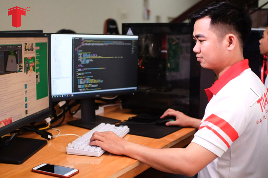 Dựa vào năng lực nhân sự chủ chốt thiết kế website của họ 